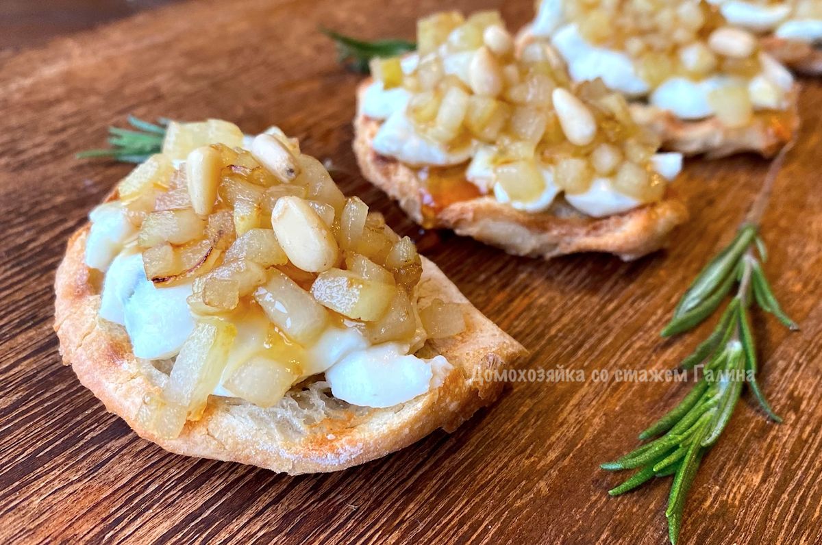 Пикантная брускетта с грушей: простой рецепт для яркого стола