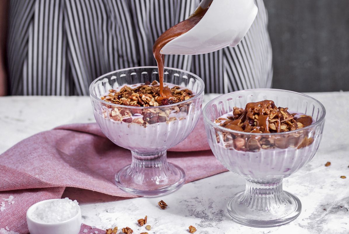 Как приготовить идеальную гранолу с черничным йогуртом и соленой карамелью