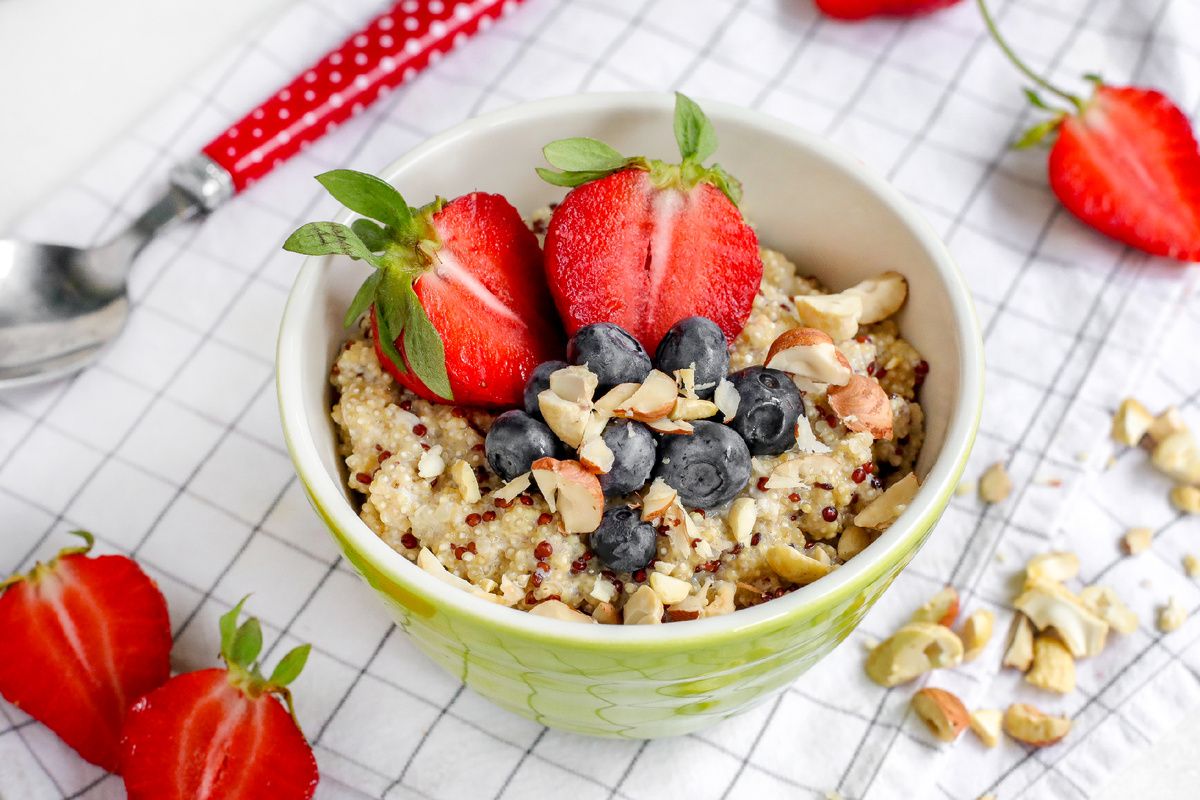 Нежная постная каша с киноа и ягодами: простой рецепт для каждого