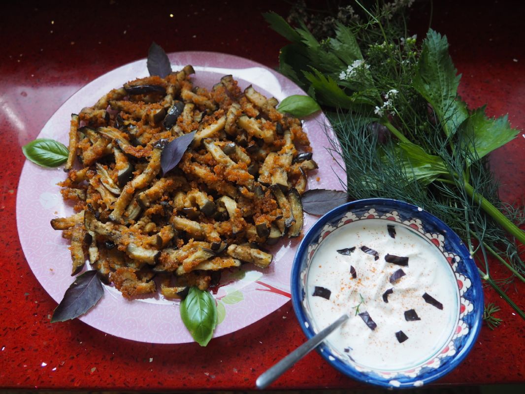 Баклажанные пальчики в пряной панировке: готовим с удовольствием