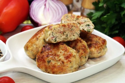 Сочные котлеты из курицы с беконом: простое и вкусное блюдо