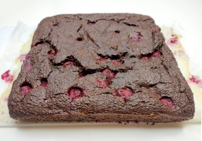 Низкокалорийный шоколадный пирог с вишней без сахара и муки