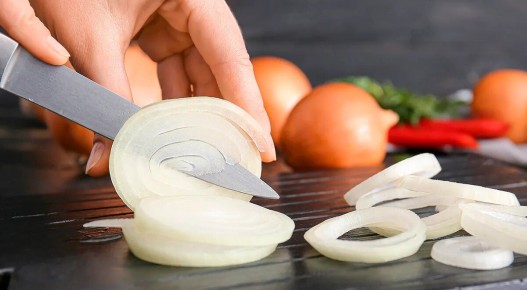 Лук: полезный друг для иммунитета, но с осторожностью для желудка