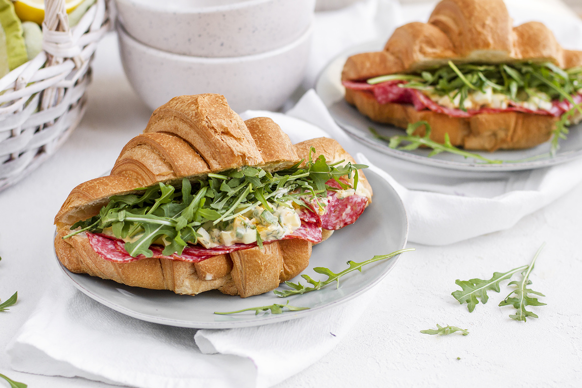 Круассаны с изюминкой: салями, руккола и яичный салат