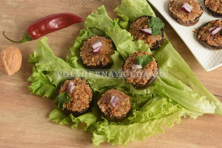 Баклажаны с грецкими орехами, аджикой и сванской солью