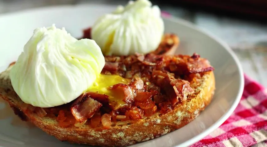 Тосты с беконом и яйцом-пашот: ресторанный завтрак в домашних условиях