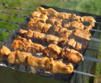 Шашлык по-новому: нежный рецепт с огуречным рассолом и халапеньо