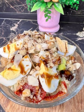 Сочный салат с киноа, авокадо и вялеными помидорами