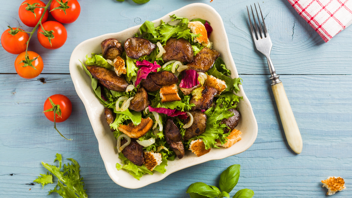 Бюджетный и вкусный салат из куриной печени: идеальный выбор для обеда