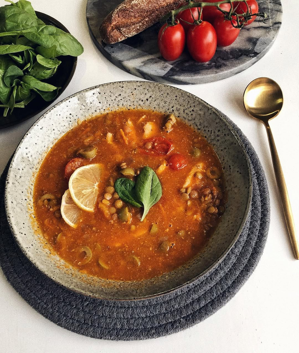 Ароматный томатный суп с чечевицей и курицей для теплых вечеров