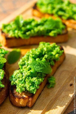 Брускетты с зелёным горошком и мятой
