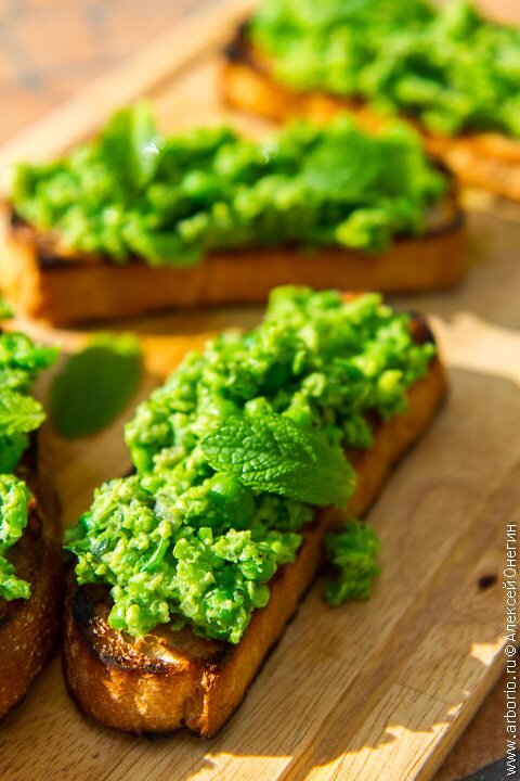 Брускетты с зелёным горошком и мятой