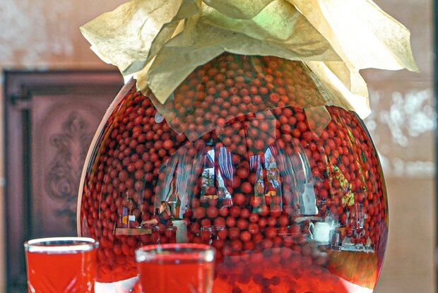 Наливка с брусникой и розмарином: домашнее лакомство