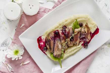 Утиные грудки с пюре из сельдерея и смородиновым соусом