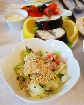 Изюминка постного меню: салат из печени трески с кунжутом