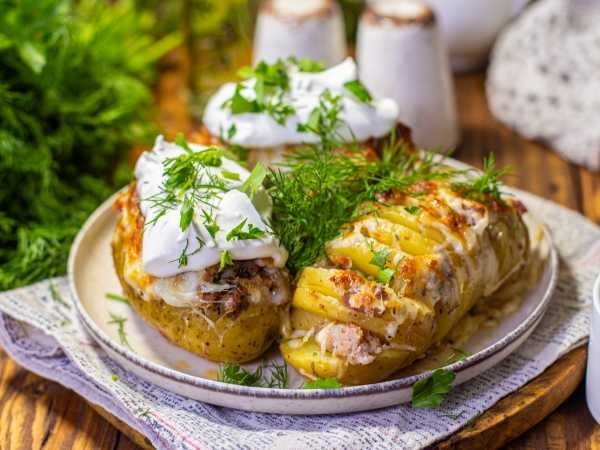 Вкусная картошка-гармошка с беконом и сыром