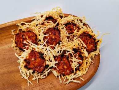 Сырные чипсы с кебабным соусом