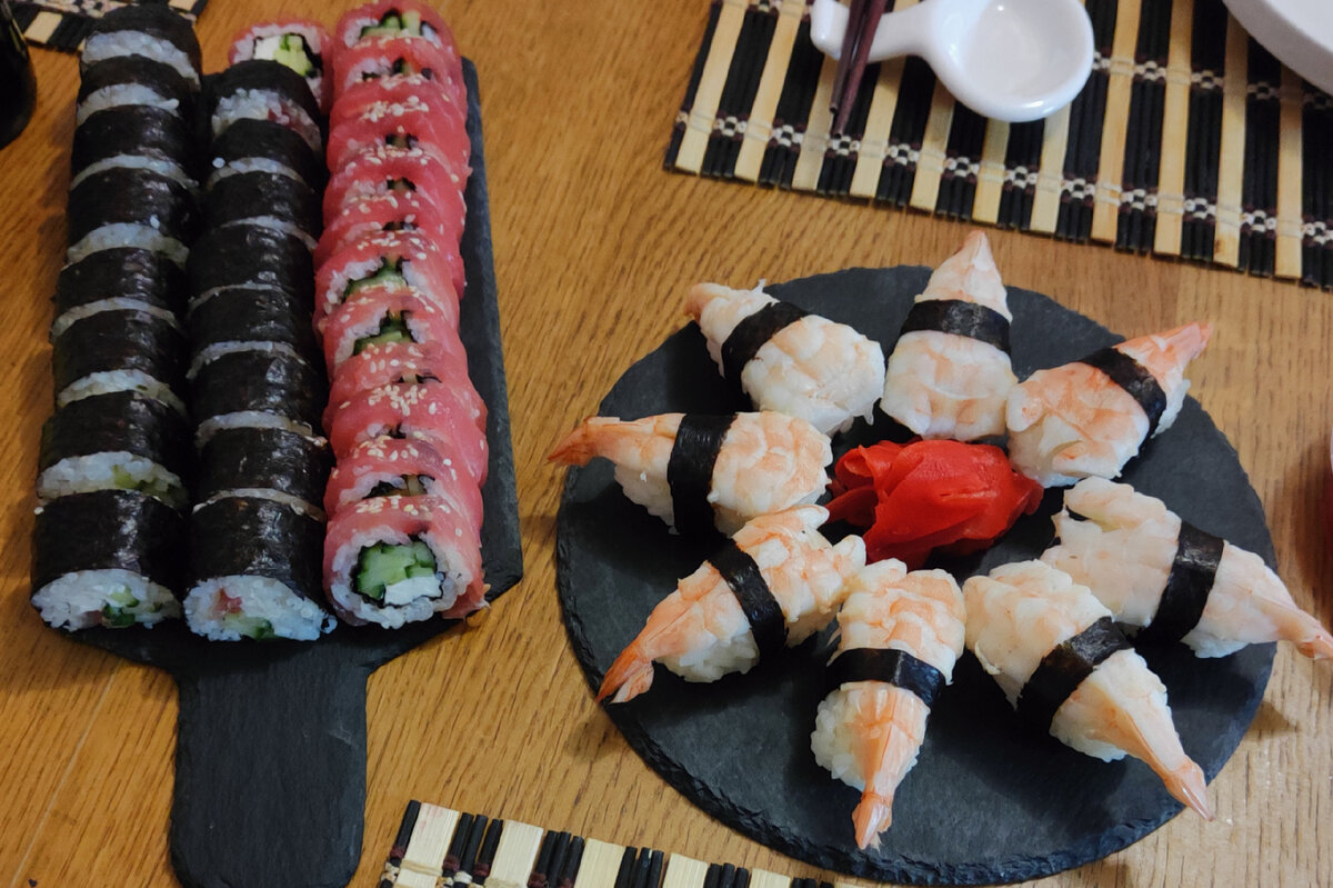 Как приготовить домашние суши с тигровыми креветками и тунцом