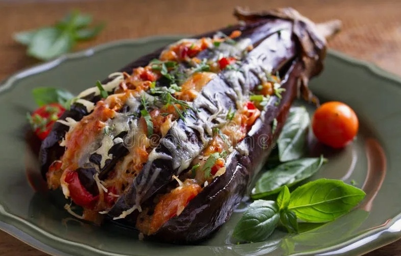 Нежные баклажаны с мясной начинкой в ароматном соусе