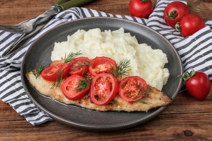 Изысканная скумбрия с нежным картофельным пюре и свежими помидорами