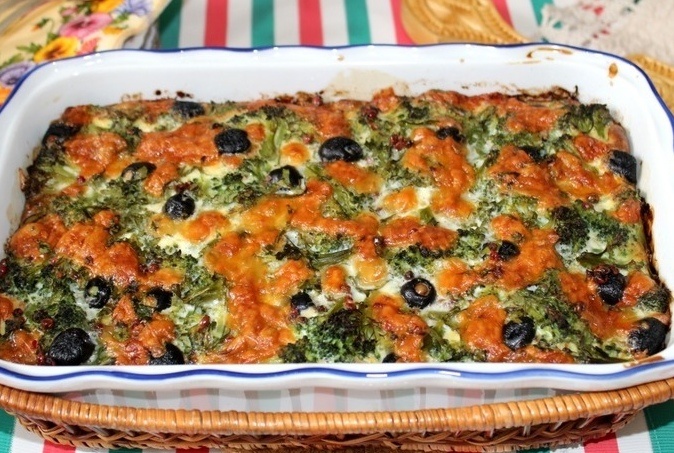 Нежная запеканка с брокколи, маслинами и моцареллой для всей семьи