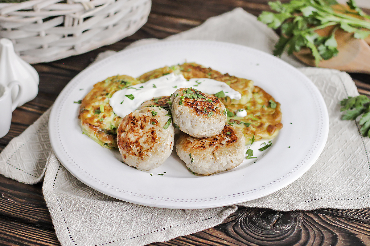 Куриные котлеты с кабачковыми оладьями: легкий и вкусный рецепт для всей семьи