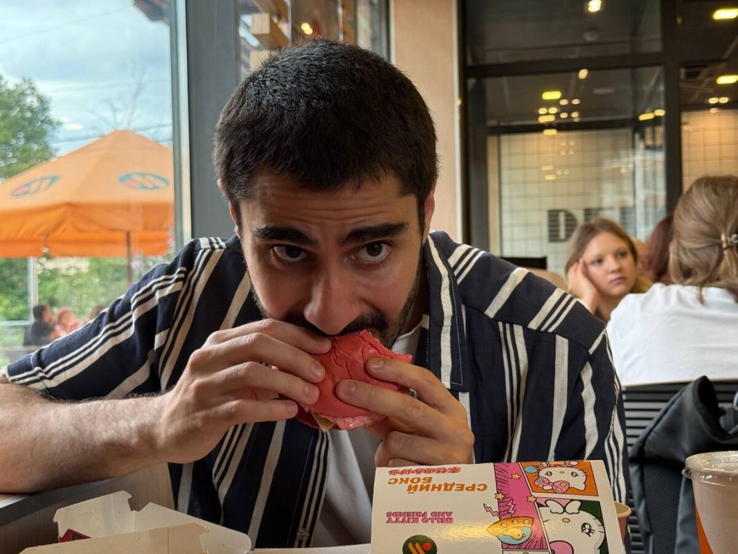 Hello Kitty ���������� �� ��������� ���� � ������ � �����