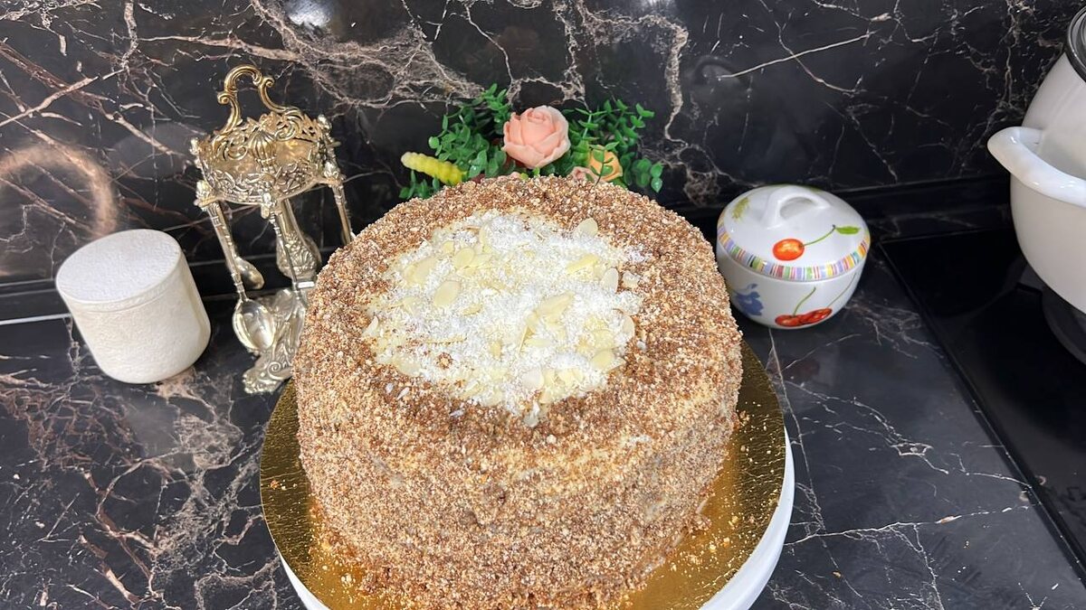 Нежный торт медовик с заварным кремом, приготовленный в мультиварке