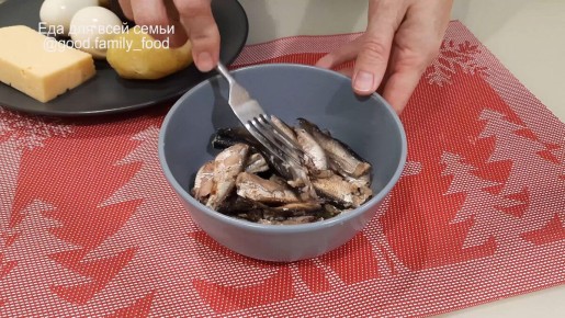Новый взгляд на любимый салат: шпроты под шубой