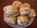 Вкусные рулетики из слоеного теста с колбасой и сыром