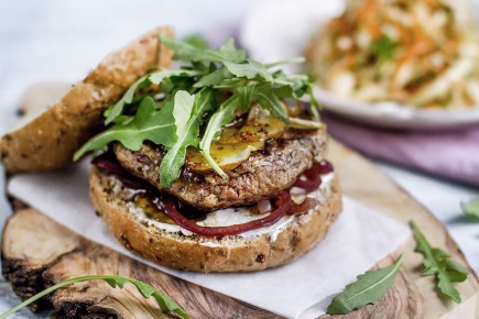 Идеальный бургер: утка, груша и творожный сыр в одном блюде