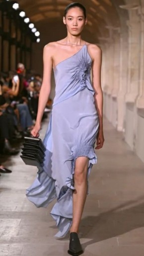 Весна 2026: асимметрия, бандо и романтика в моде