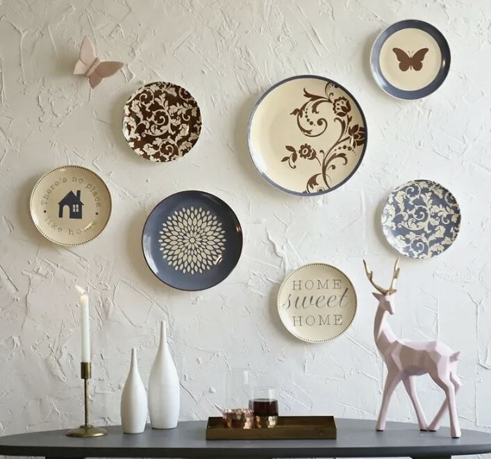 Тарелки на стене: искусство превращения интерьера