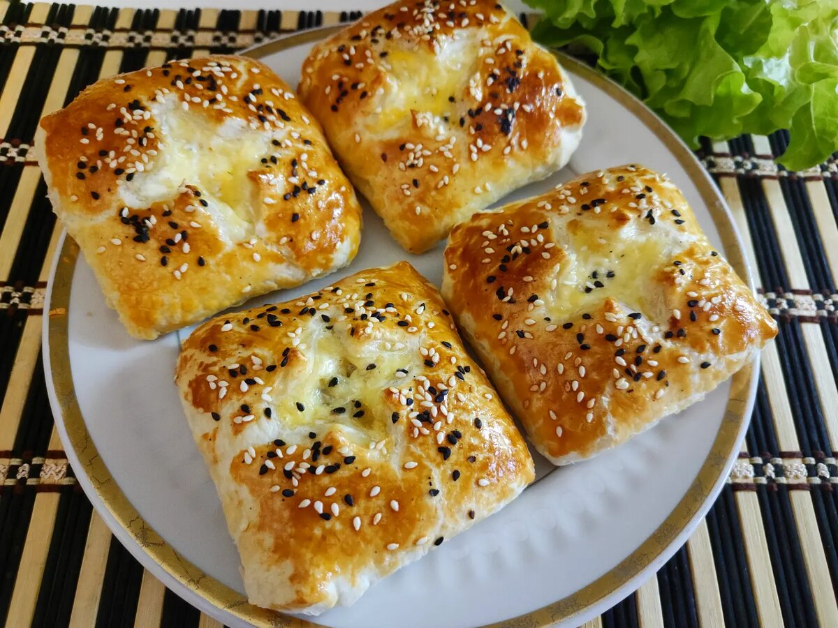 Слойки с грибами и сыром: вкусно и просто