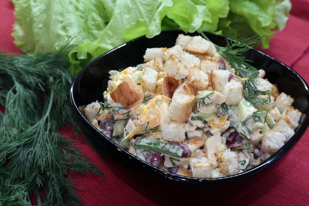 Салат с курицей, фасолью и сухариками: идеальный выбор для дружеской встречи