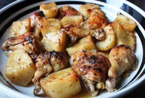 Запеченные куриные окорочка с картошкой: секреты греческой кухни