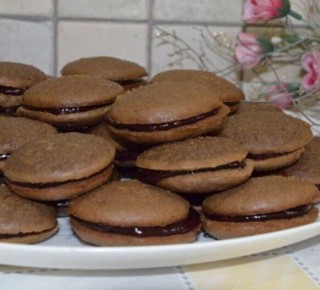 Шоколадное печенье с ежевичной начинкой