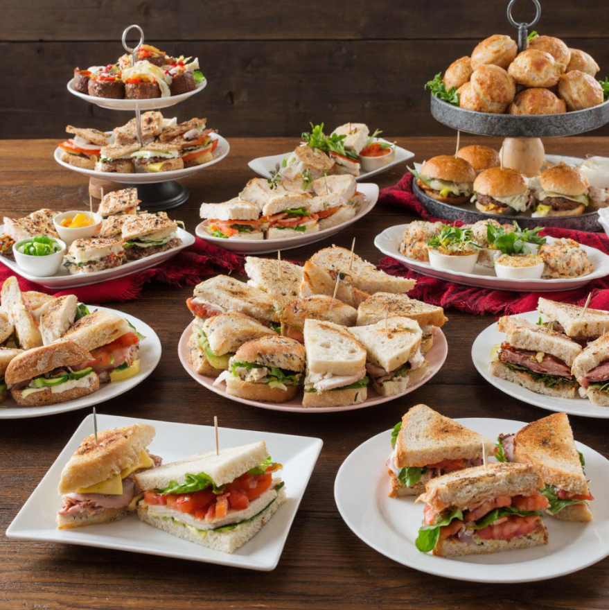 Новогодние бутерброды: 15 быстрых и вкусных идей для праздничного стола