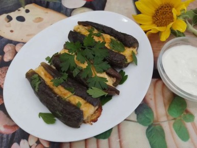 Запеченные баклажаны с начинкой из сыра и яиц