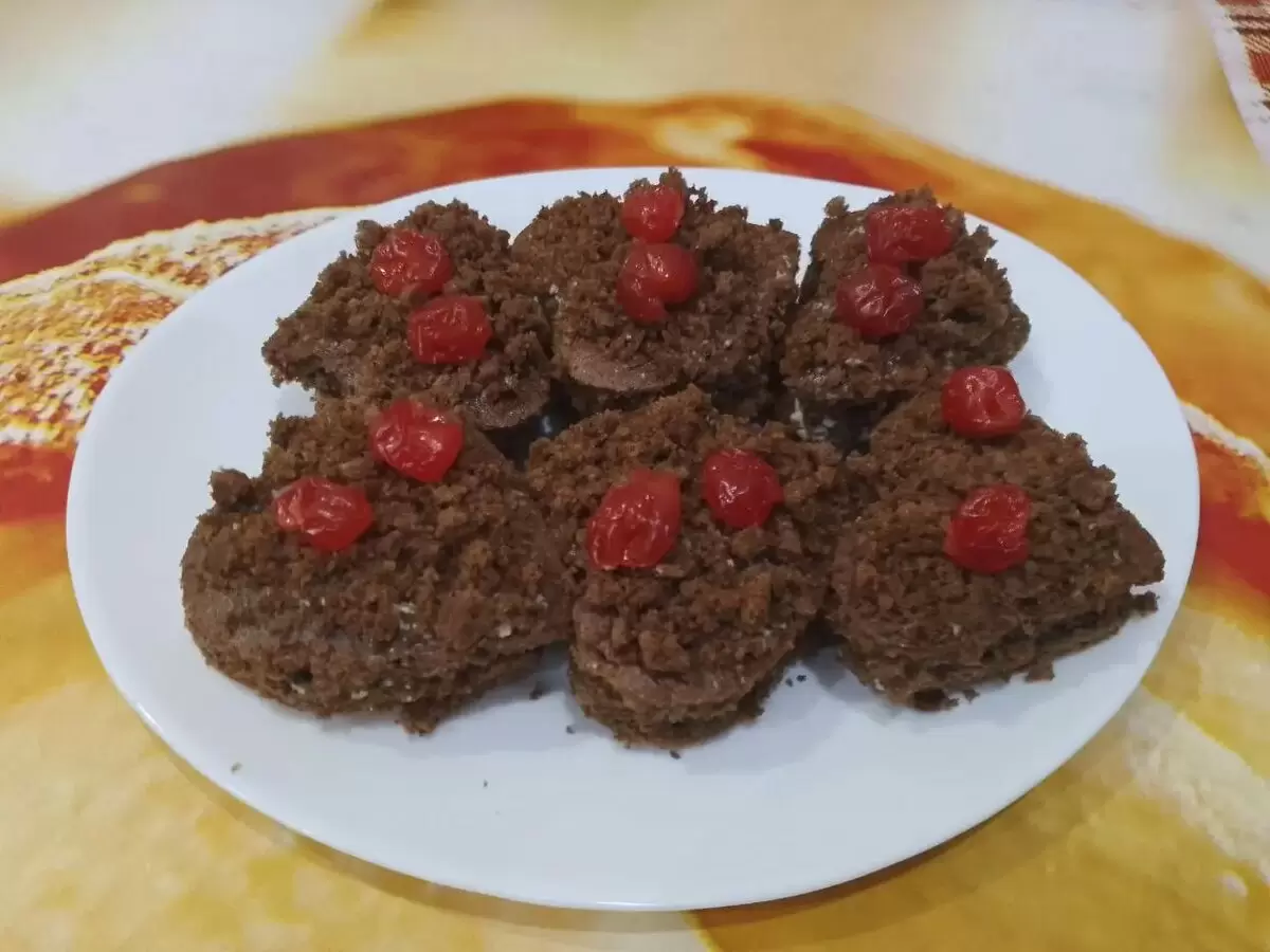 Нежные шоколадные пирожные с кремом: простое лакомство для гурманов