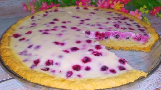 Нежный песочный пирог с чёрной смородиной и сметанным соусом