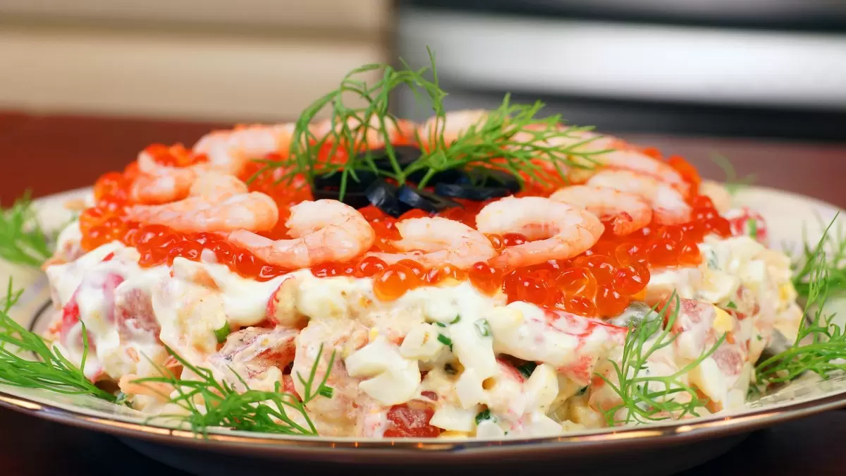 Салат Нептун с кальмарами и креветками: нежный вкус и яркие нотки