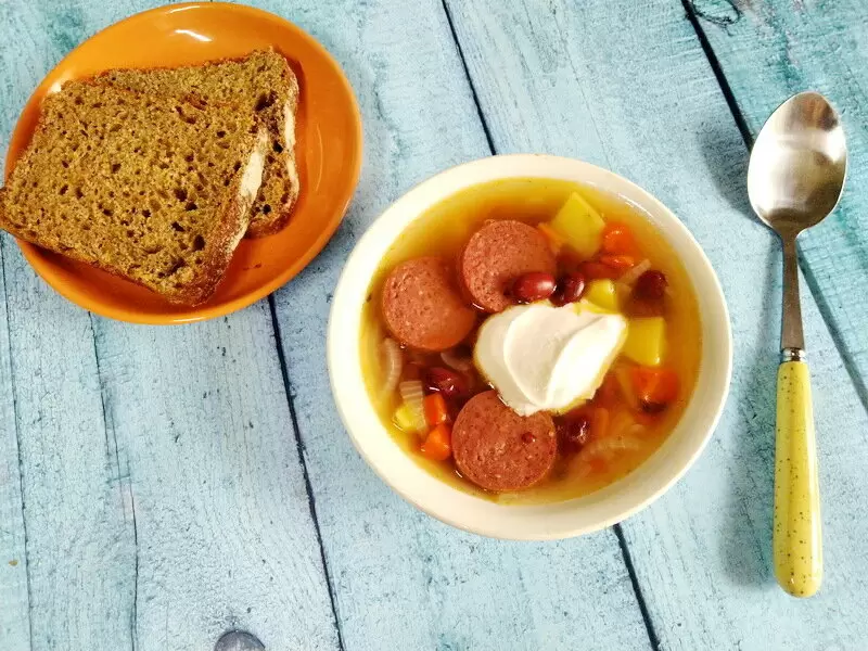 Быстрый фасолевый суп с колбасками: вкусно и просто!