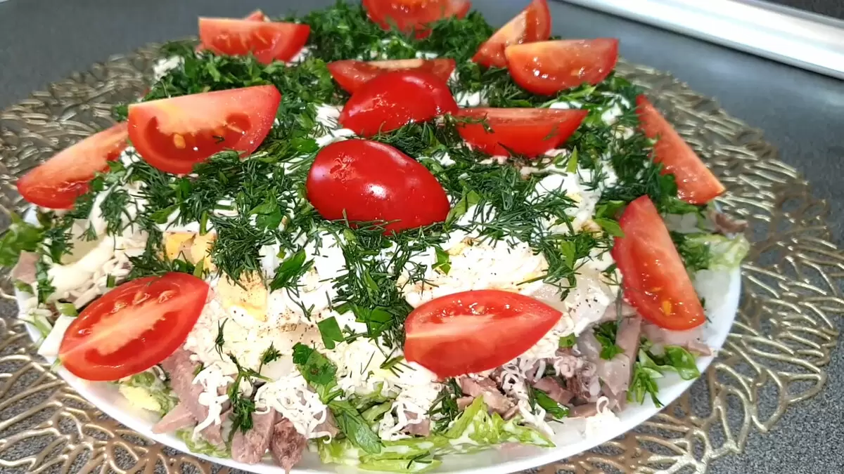 Невероятный слоёный салат: деликатес, от которого тяжело отказаться