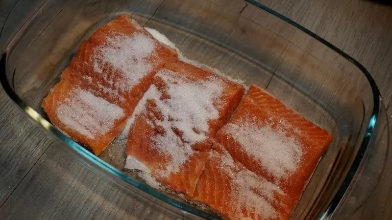 Как засолить красную рыбу: три простых рецепта от горбуши до сёмги