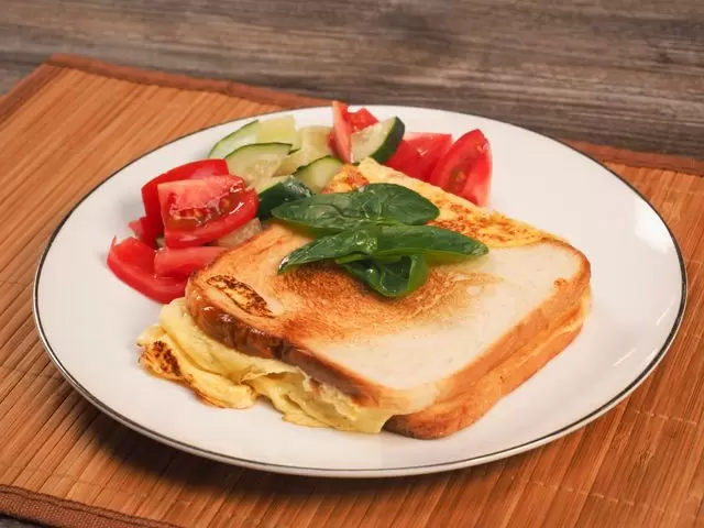 Быстрый и вкусный завтрак: сэндвич с омлетом и овощами на скорую руку