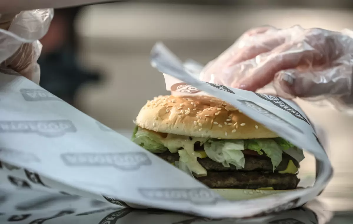 Исследование показывает: женщинам по душе легкие закуски, а мужчины отдают предпочтение бургерам