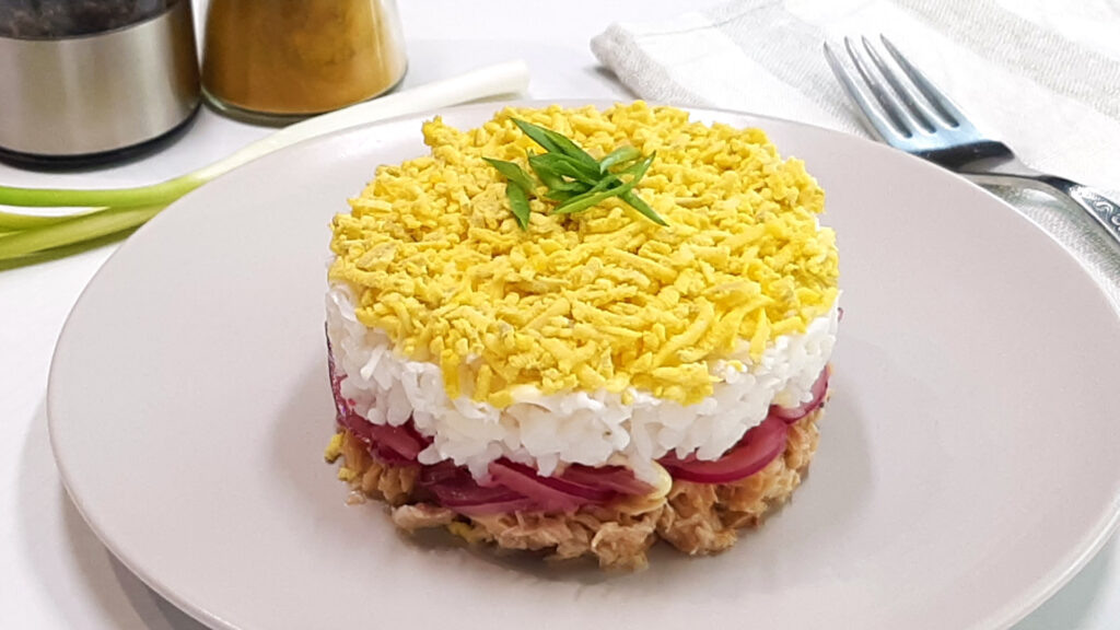 Салат Мимоза: Как создать вкусное кулинарное искусство с рисом и маринованным луком