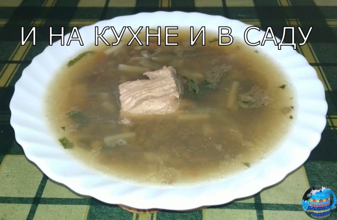 Уютный чечевичный суп на мясном бульоне и его простая подача
