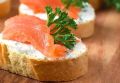 Бутерброды с красной рыбой: новое звучание с творожным сыром и укропом